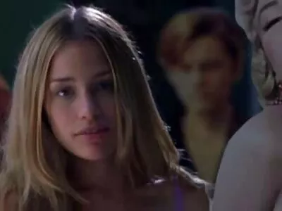 Une fille aux cheveux longs met le cancer de papa dans le video erotique gratuit garage