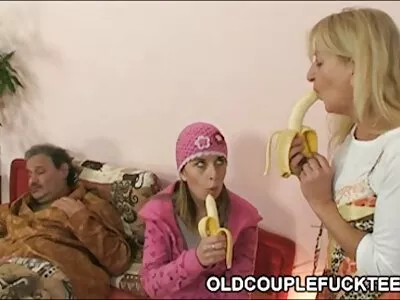 Une film porno avec lesbienne femme en bas baise son mari et son demi-frère en train de s'embrasser