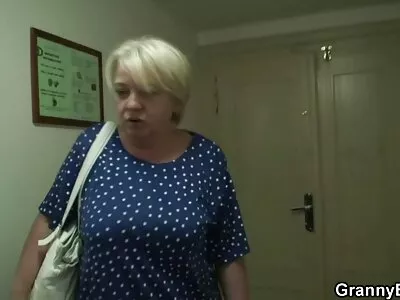 Papa video x gratuit surdimensionné fait un cunnilingus à sa fille et fourre une bite en elle