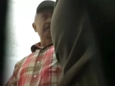 Un video de sexe gratuit père mature éjacule dans la bouche de sa fille rousse dans la salle de bain