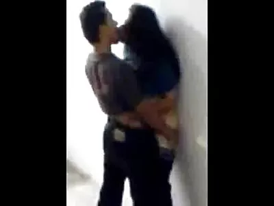 Une extrait film porno fille curieuse espionne papa et l'embrasse sur l'âme