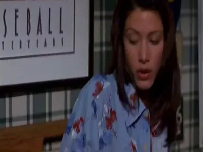 Il rampe derrière sa sœur et l'embrasse dans la salle de bain film porno complet en streaming avant d'aller se coucher.