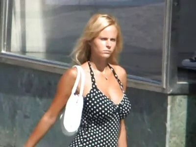 Une fille aux gros seins avec un gros cul chevauche la bite de son père film porn francais pendant la quarantaine