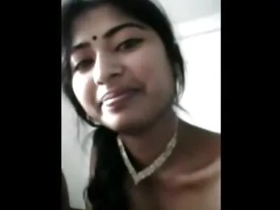 Deux free porn gratuit soeurs sucent la bite de leur frère dans le van secret de leur père