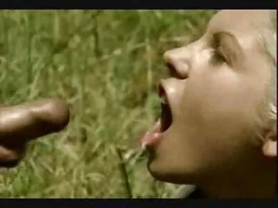 Papa frotte le video six gratui clitoris de sa fille avec un vibromasseur solide