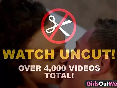 Une femme promiscuité trompe voir video porno gratuit son mari et laisse son frère lui lécher la chatte