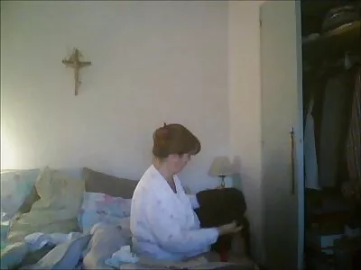 Maman attrape son fils site pornographique gratuit avec des crampes et décide de le sucer gratuitement