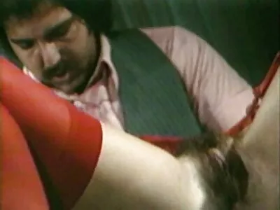 Grand-père excité film porno amateur francais gratuit baise sa petite-fille avec un baiser tout en nettoyant la maison