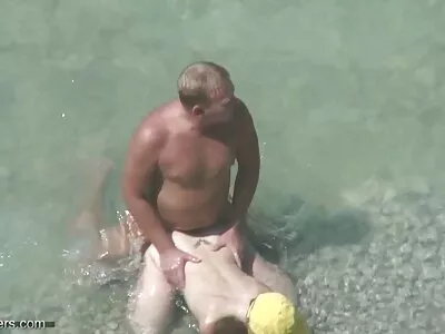 Soeur stupide a perdu anal porno vintage gratuit sur des cartes avec un frère sournois