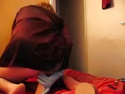 Papa baise sa fille maigre avec un baiser pendant que sa mère dort à côté de lui film porno gratuit tukif